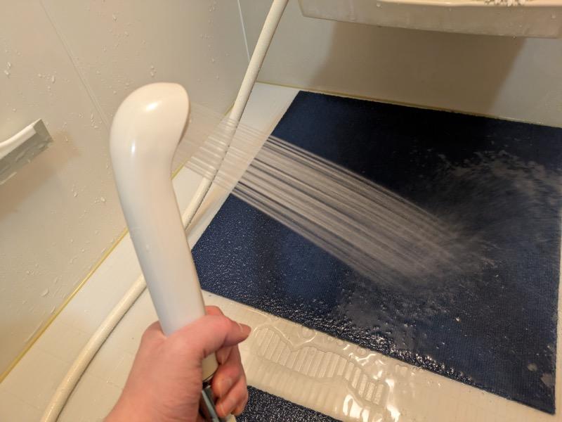 タイルカーペットを風呂場で洗う